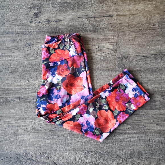 SALE! Flower Capri Leggings - Picture 5 of 6